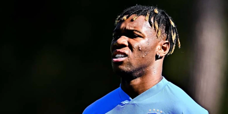 На Диком Западе агенты угрожают футболистам оружием