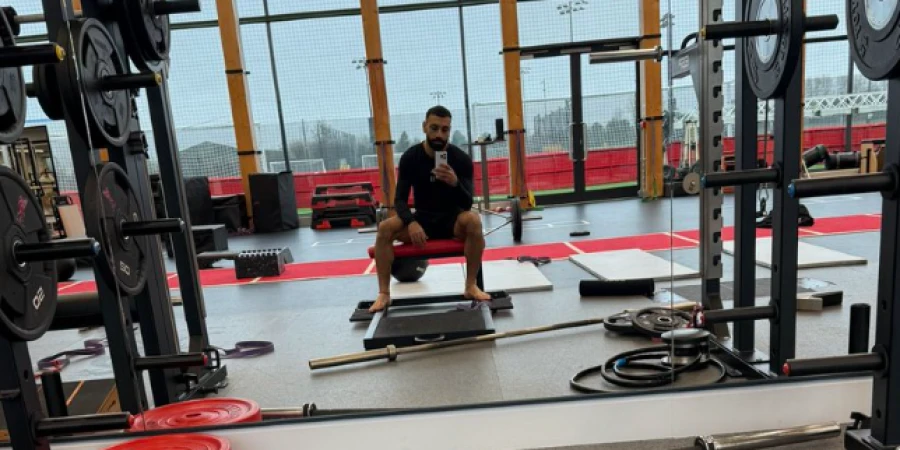 Звездного египтянина усадили на лавку