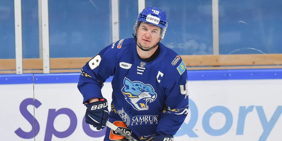 "Барыс" перезаключил контракт с Романом Старченко