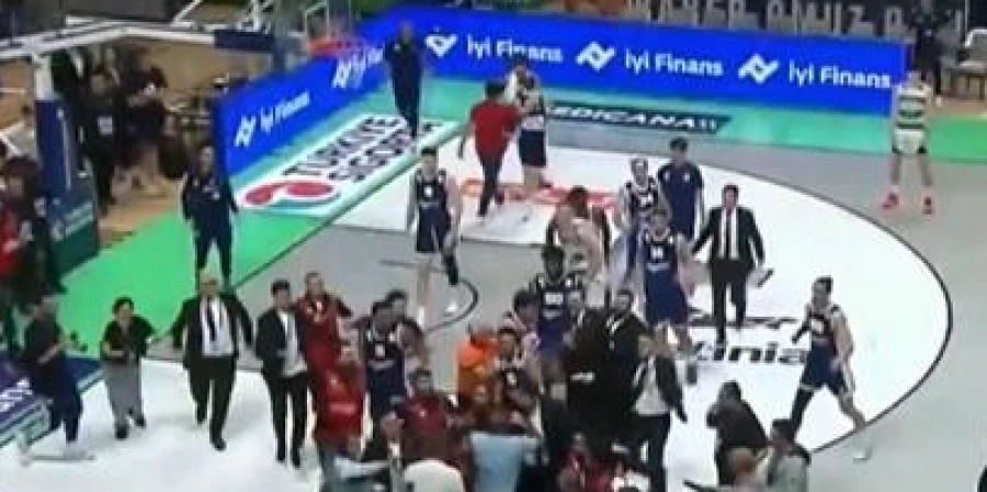 Баскетбольная площадка едва не стала полем битвы