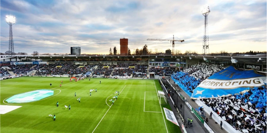 Фанаты подожгли газон во время матча в Швеции