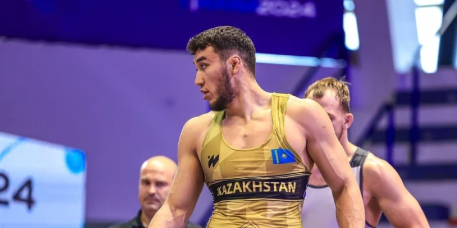 Айтмухан пробился в полуфинал молодежного чемпионата мира по борьбе
