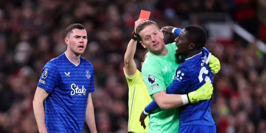 В Англии футболист получил красную карточку за удар по лицу одноклубника