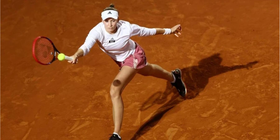 Рыбакина вышла в четвертьфинал WTA-500, несмотря на проблемы с ногами