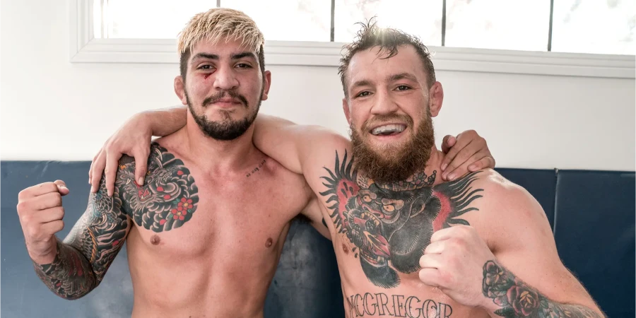 Друг Макгрегора устроил массовую драку с командой Хабиба Нурмагомедова на UFC 322. ВИДЕО