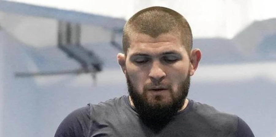 Легендарный боец из UFC встретился со знаменитыми футболистами. Фото
