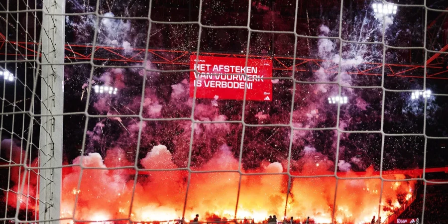 Фанаты «Аякса» сорвали матч чемпионата Нидерландов. ВИДЕО