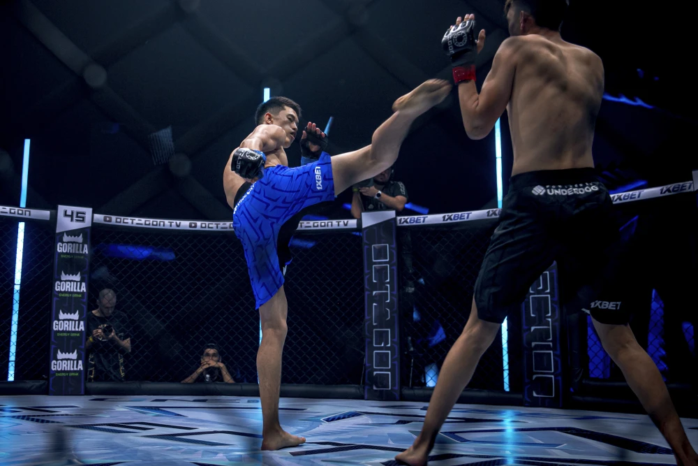 Боец из Казахстана одержал уверенную победу над узбеком