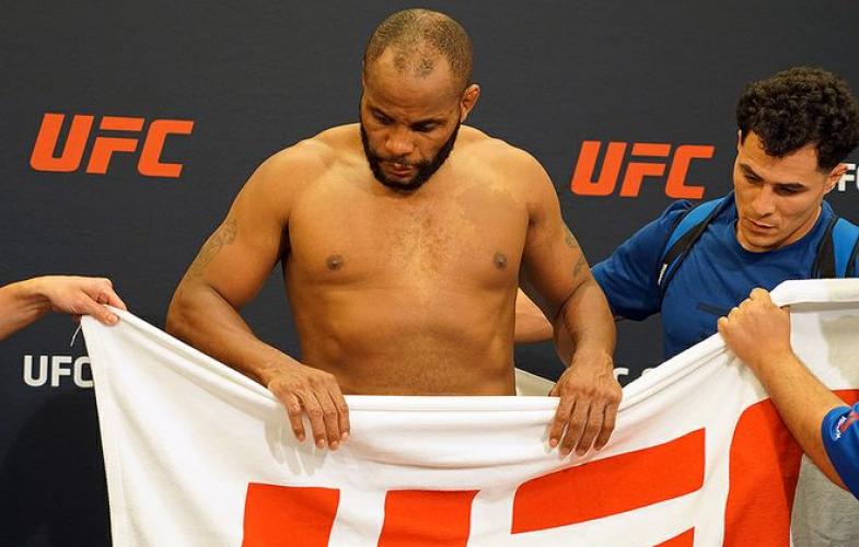 ВИДЕО: Как боец UFC скинул полкило за пару минут