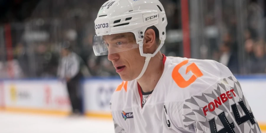 Защитник «Авангарда» сравнялся с экс-лидером «Барыса» по рекорду