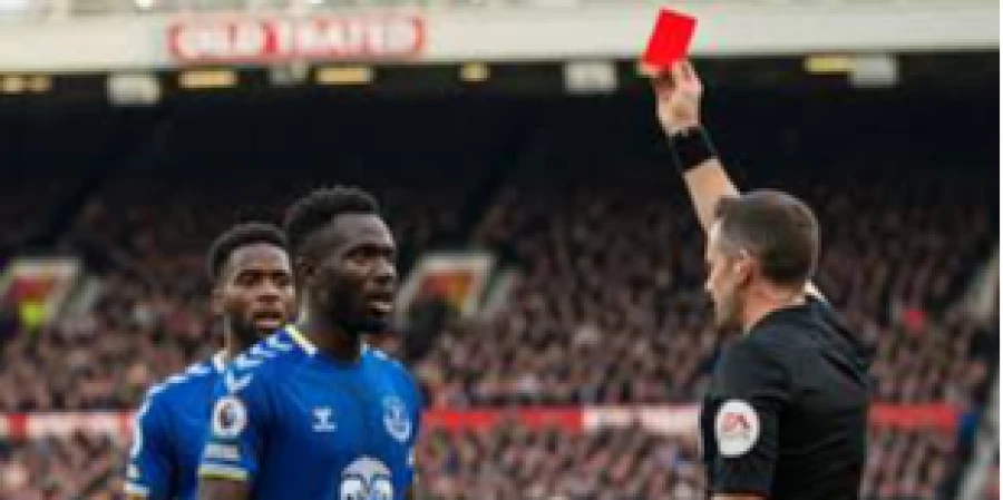 Эвертон сумел справиться с Манчестер Юнайтед и в меньшинстве