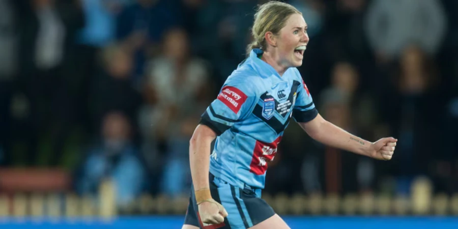 Звезда регби предстала перед судом за травлю бывшей возлюбленной