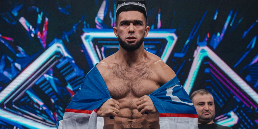 Бой двух медийных бойцов на OCTAGON 80 завершился досрочно во втором раунде