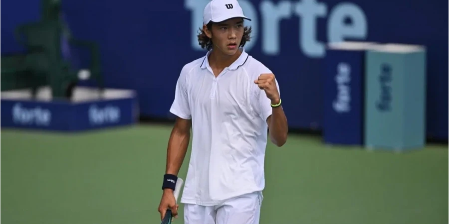 Амир Омарханов пробился в полуфиналы сразу в двух разрядах