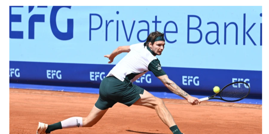 Лучший теннисист Казахстана с трофеем турнира ATP-250 в Гштааде (фото)
