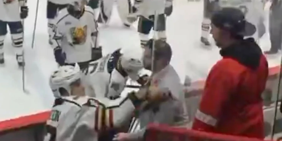 Молодой хоккеист получил бан за конфликт с фанатом