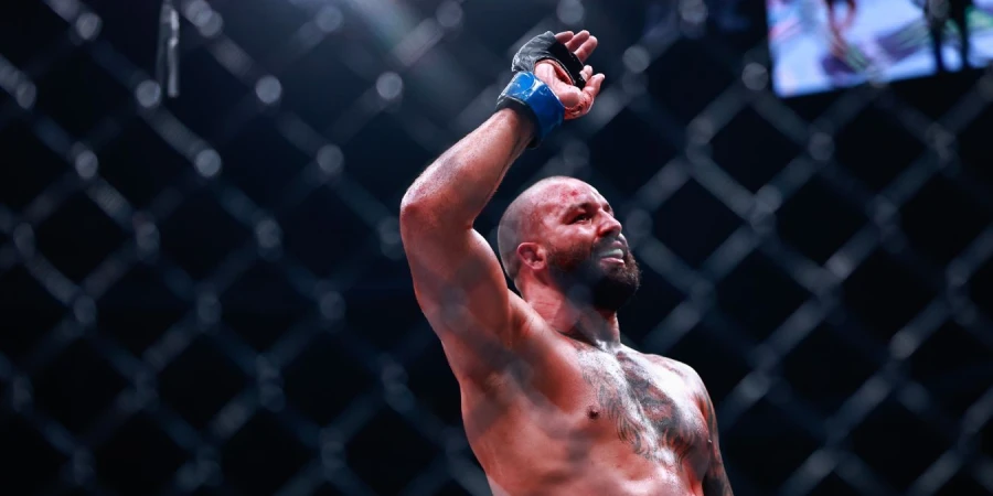 Хокит ворвался в топ-5 UFC после победы над Блэйдсом