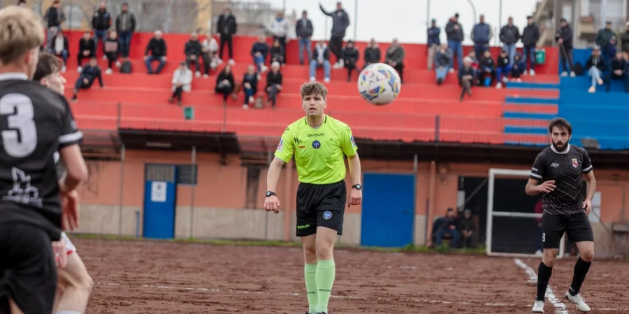 Юниорские команды и фанаты устроили драку, а арбитра заплевали