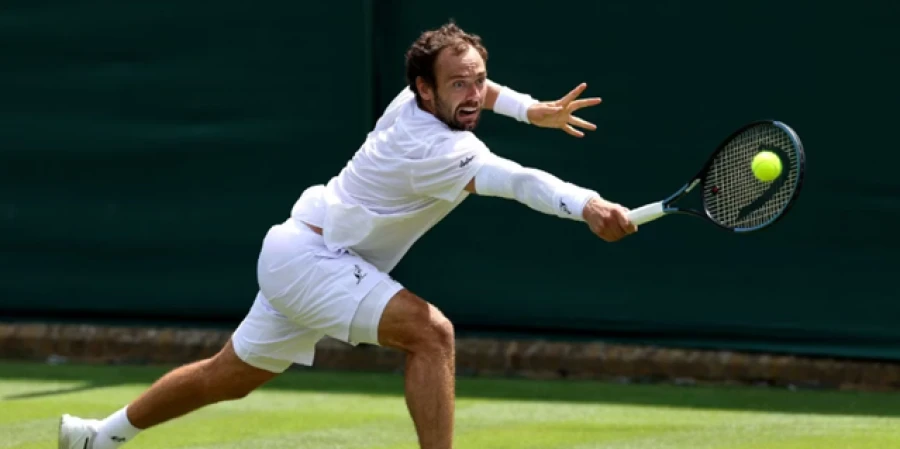 Российский теннисист продолжает удивлять на кортах Уимблдона