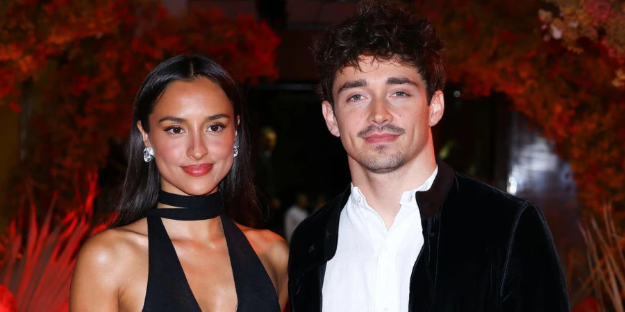 Известный гонщик «Формулы‑1» сделал предложение своей девушке