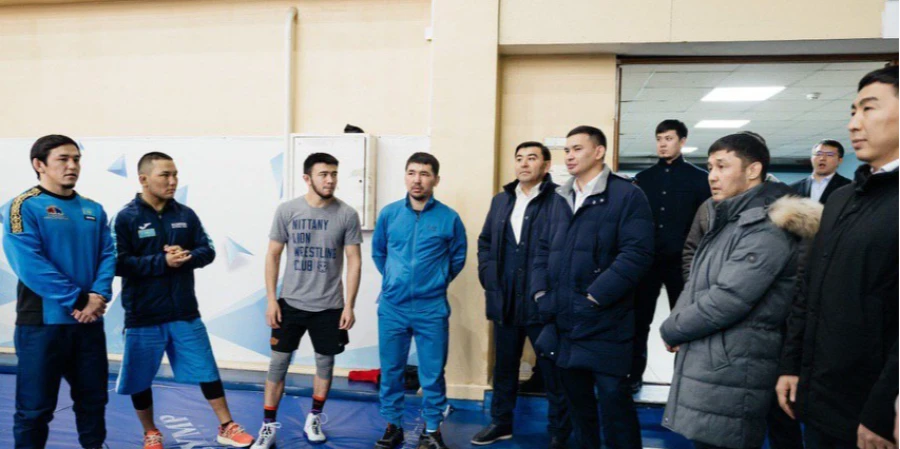 Еркін Оқасов Алматы қаласында жас балуандармен кездесті