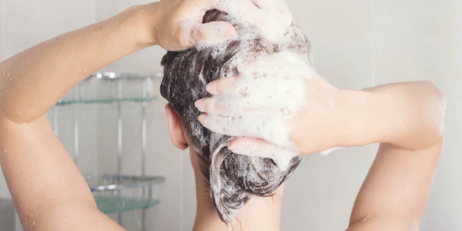 Почему не стоит мыть волосы горячей водой