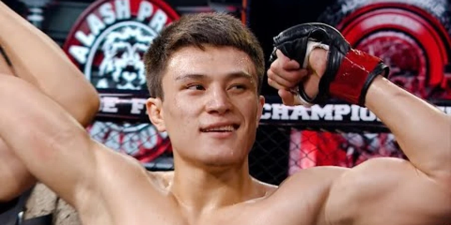 Нурхан Жумагазы одержал досрочную победу в дебютном бою в RIZIN
