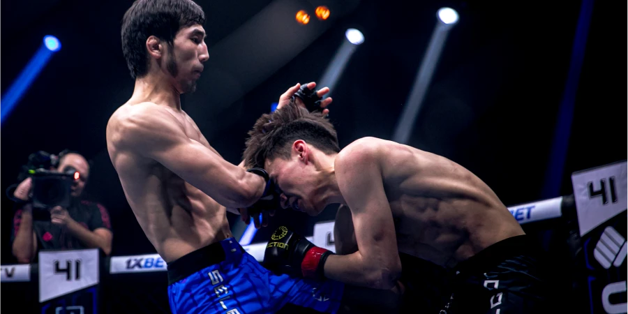 Казахстанский боец нокаутом выиграл поединок с узбекским файтером