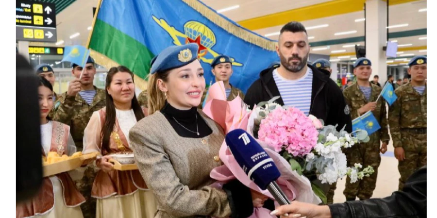 Ангелину Лукас торжественно встретили в аэропорту после боя за титул (видео)