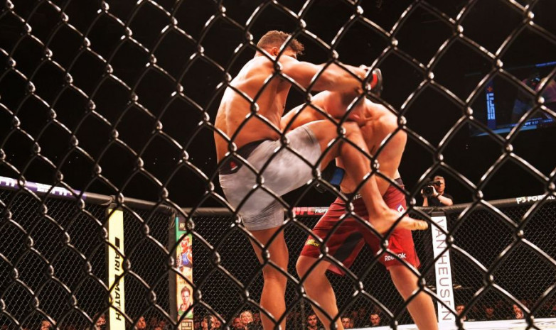 UFC-дің басты жекпе-жегі жанжалмен аяқталды. Видео 
