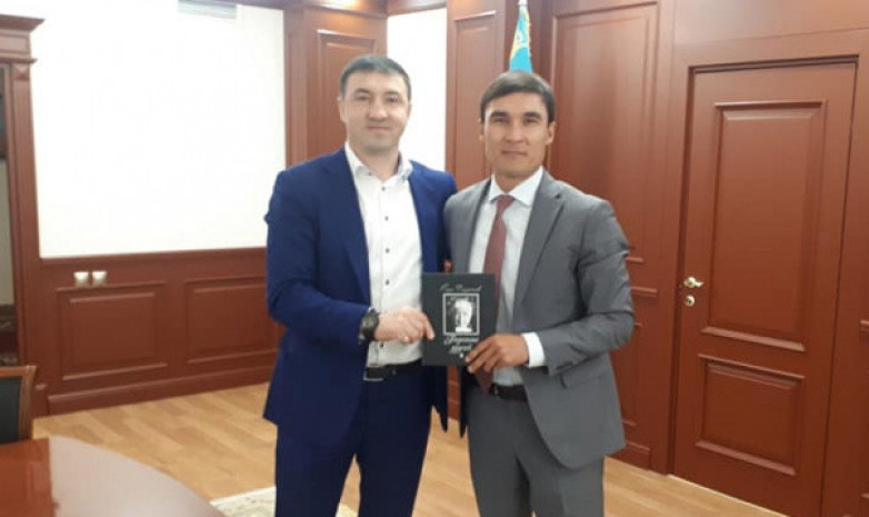 Серік Сәпиев Головкинді жеңген боксшымен кездесті