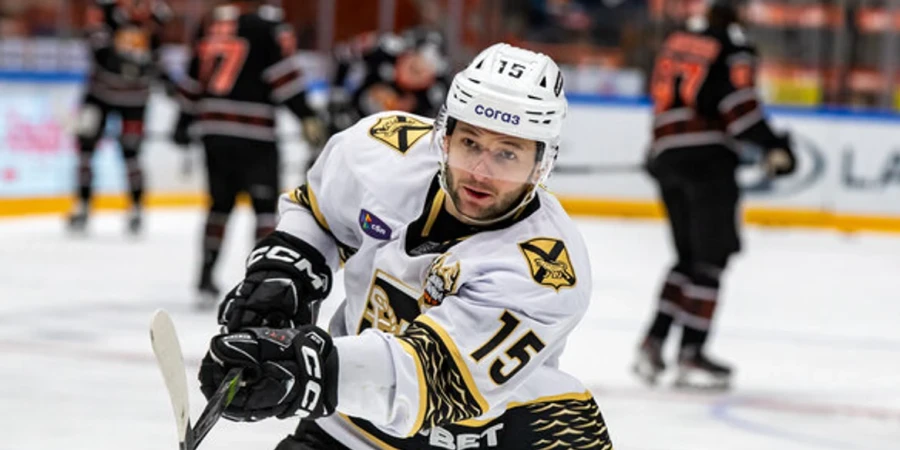 Принципиальные соперники столичного «Барыса» одолели команду экс-сборников главной команды Казахстана