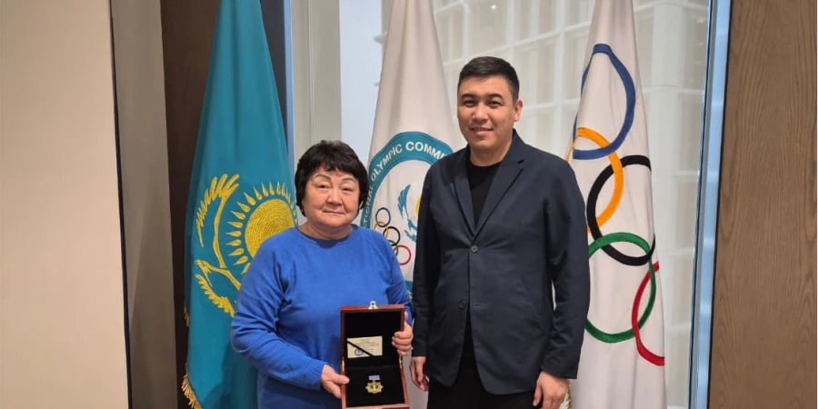 Семсерлесуден жаттықтырушы Қарлығаш Сайханова Қазақстан ҰОК-нің I дәрежелі Құрмет белгісімен марапатталды