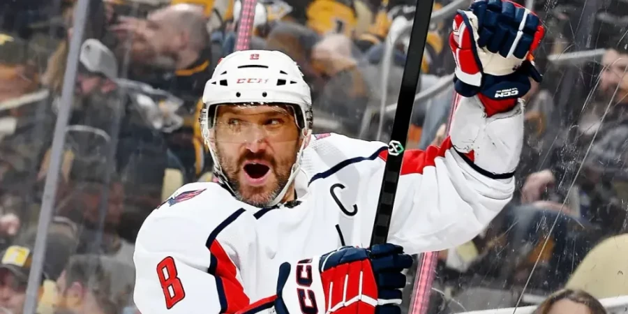 Великая восьмерка оформил дубль в матче с самым титулованным клубом НХЛ