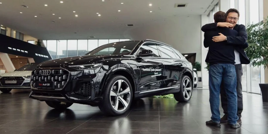 Арсен Томский подарил Станиславу Шайдорову автомобиль