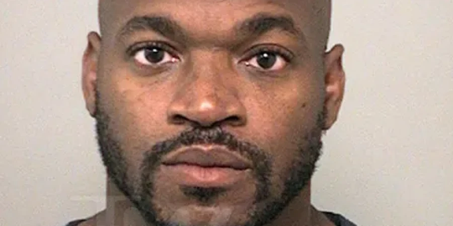 Легенду НФЛ Эдриана Питерсона заметили спящим за рулем