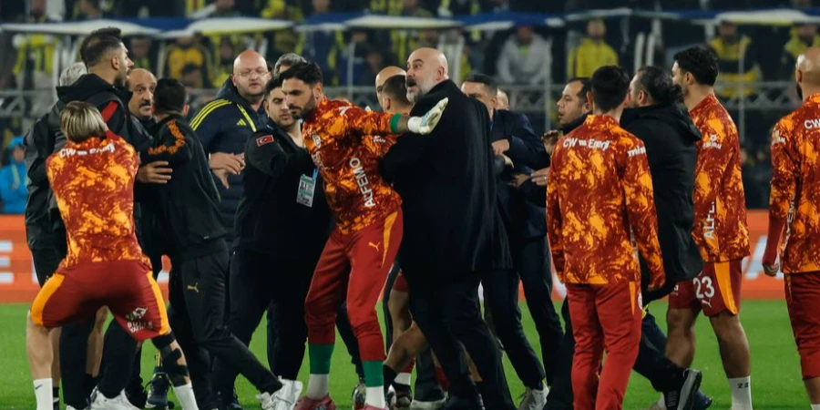 В матчах Фенербахче с Галатасараем гремит гром и сверкают молнии