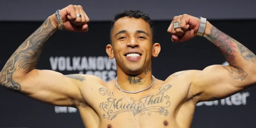 Бразильский файтер уничтожил экс-чемпиона UFC на его "поле"