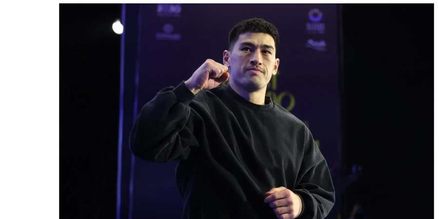 Дмитрий Бивол показал фото с Федором Емельяненко