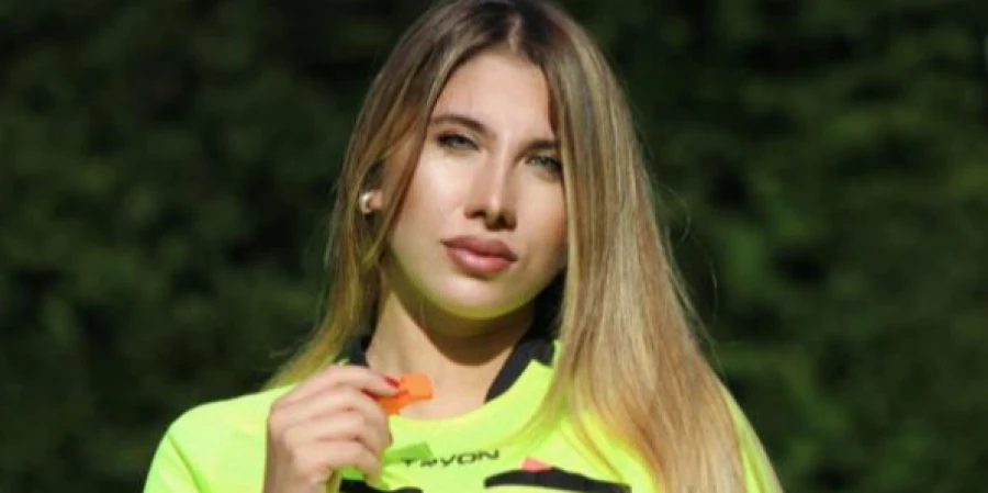 Судившая футбол красавица теперь зарабатывает в интернете откровенными фото