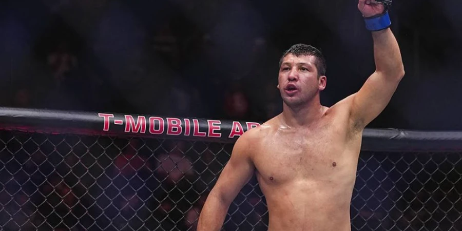 Боец из Казахстана прервал неудачную серию в UFC