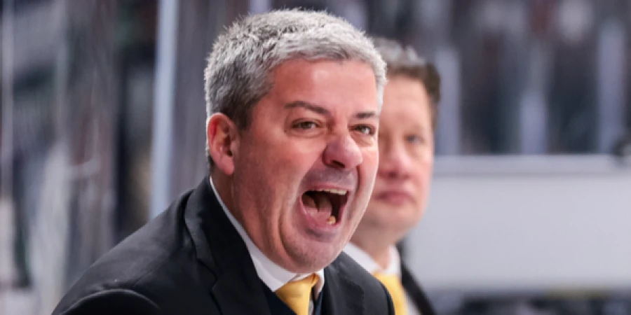 Хорошо известный казахстанским болельщикам тренер встревожил необычным поведением