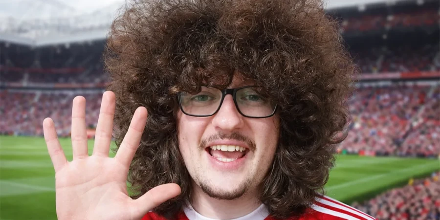 Фанат МЮ, обещавший постричься только после 5 побед подряд, смотрит матч с «Вест Хэмом». ВИДЕО