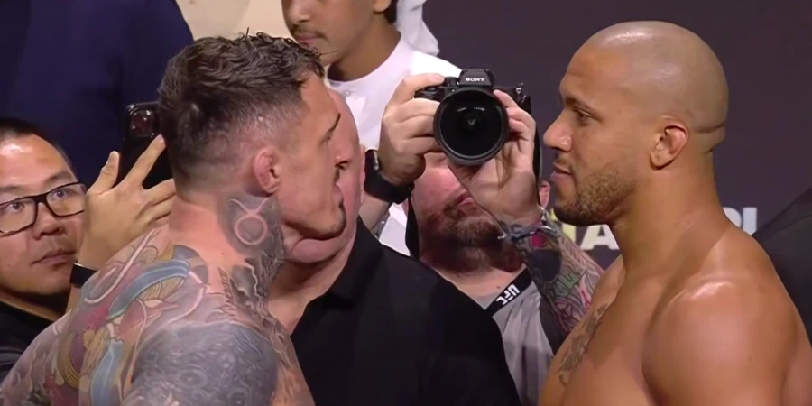 Тяжеловесы UFC "поиграли в гляделки" перед турниром лиги в ОАЭ. ВИДЕО