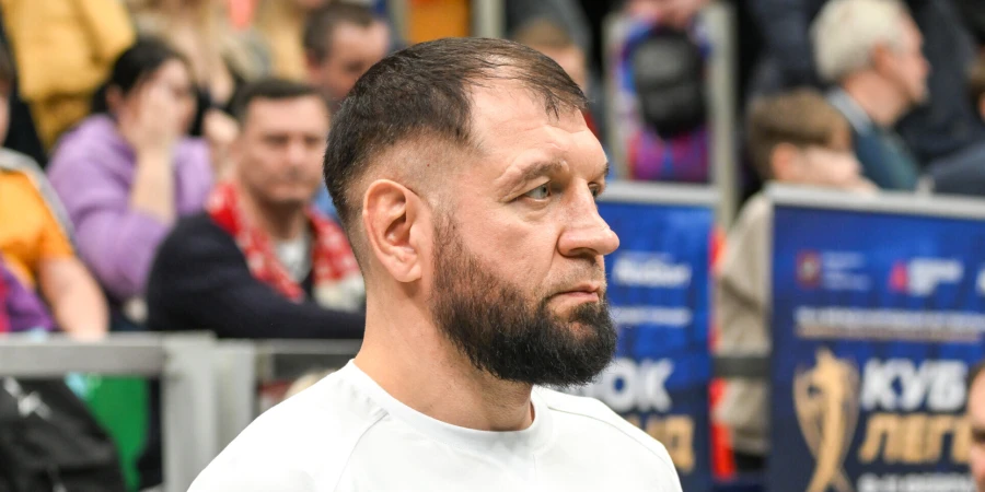 Перенесший операцию на позвоночнике боец MMA уже боксирует сидя в инвалидной коляске