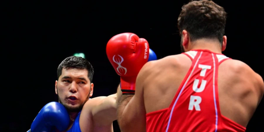 Капитан сборной Казахстана провел первый бой на чемпионате мира по боксу-2025