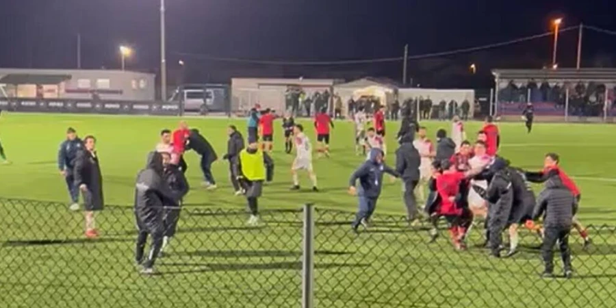 Футболисты и фанаты поплатились за анархию в матче в Италии