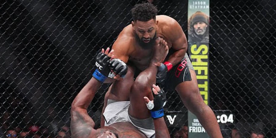 Жесткий бой на турнире UFC закончился нокаутом во втором раунде