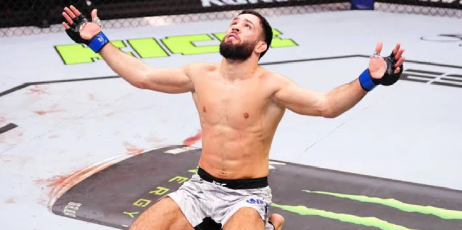 Топовый боец UFC неожиданно появился рядом с Хабибом и Махачевым