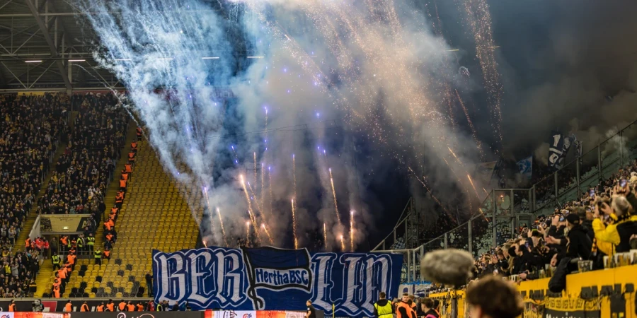Герта победила на выезде на фоне беспорядков на трибунах